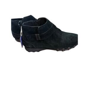 NWT Sketchers bootie